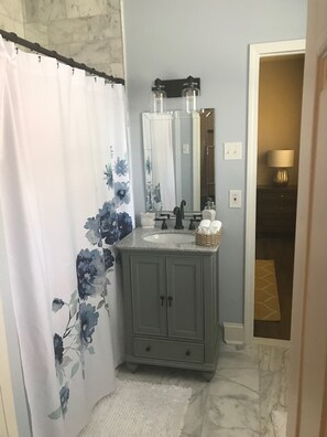 Duschwanne, Haartrockner, Handtücher, Seife