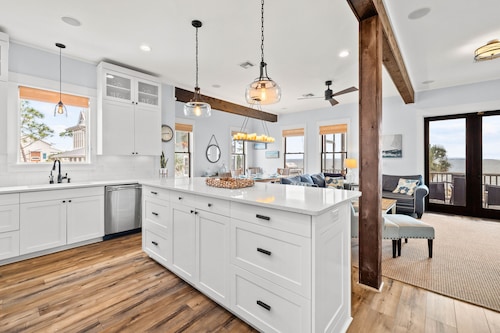 Baydream: Stunning Bayfront Home, Private Pool, Pet-Friendly, Hot Tub, Sleeps 12