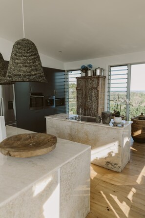 電視、壁爐、音樂庫、音響