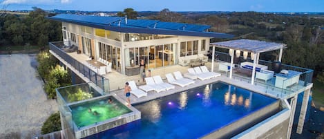 Alberca al aire libre y alberca climatizada