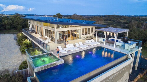 TIDES - BYRON HINTERLAND 8 BEDROOM VILLA MAGIC VIEWS
