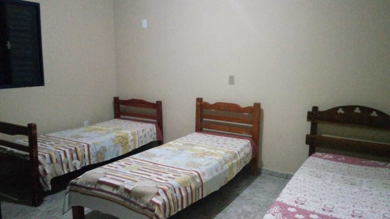 2 habitaciones, escritorio y ropa de cama 