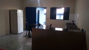 Kjøleskap, ovn, kokeplater og kjøkkenutstyr