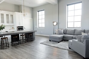 Televisión, reproductor de DVD, libros y biblioteca musical