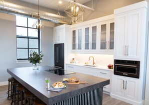 雪櫃、微波爐、焗爐、爐具