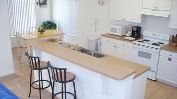 別墅, 多張床, 可使用泳池, 泳池景觀 (Grand Cumbrian) | 私人廚房 | 咖啡機/沖茶器、餐桌