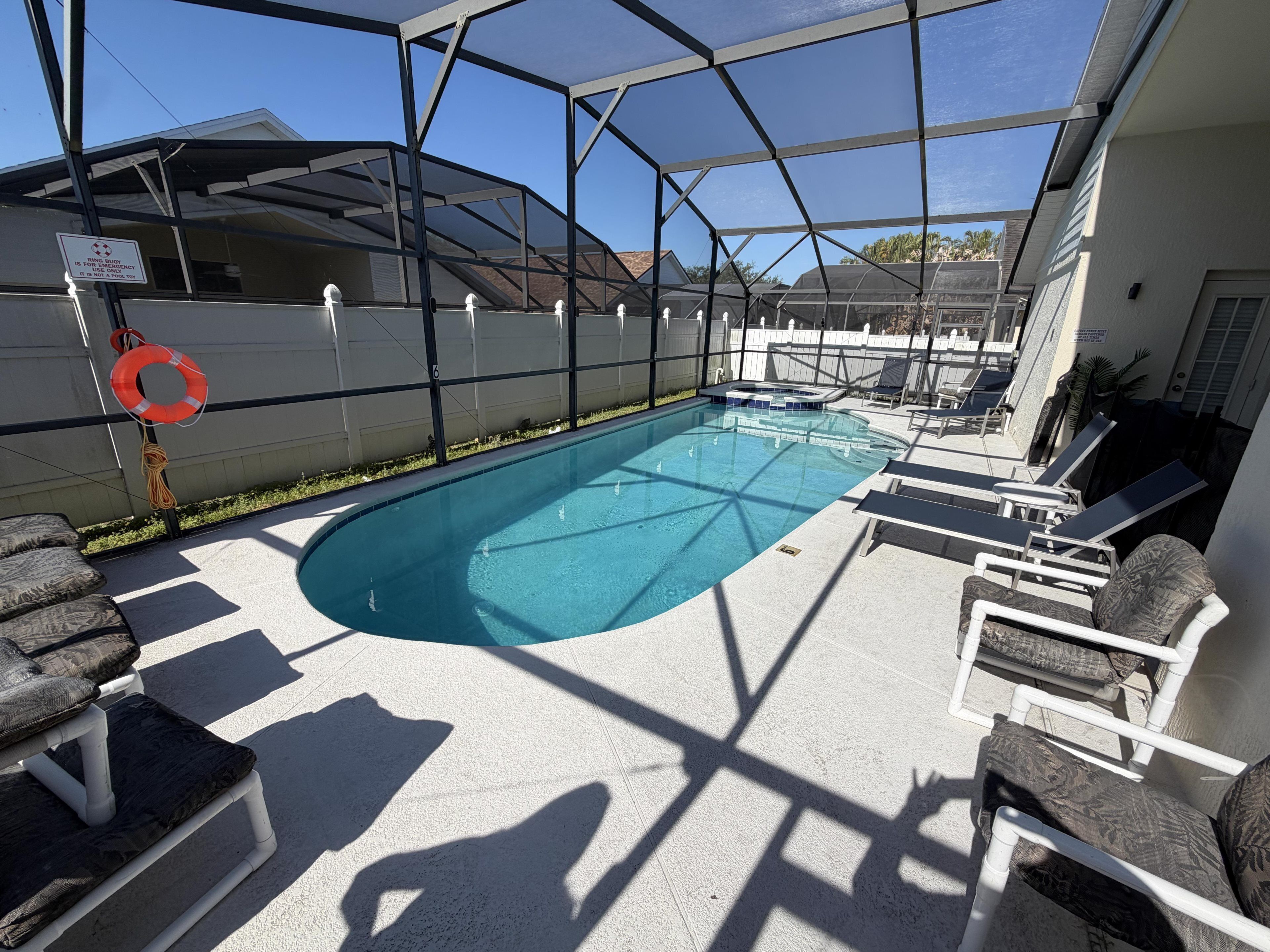 Piscine extérieure, chaises longues