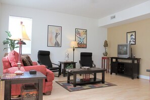 Villa, plusieurs lits, accès piscine, vue piscine (Berkeley Pool Home) | Coin séjour | Télévision de 40 pouces avec chaînes par câble, station d'accueil MP3