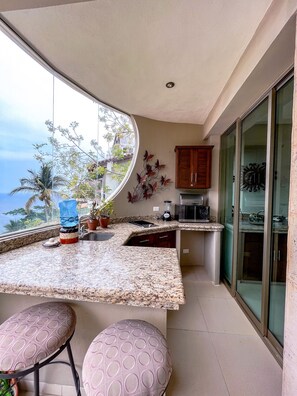 Microwave, dishwasher, coffee/tea maker, cookware/dishes/utensils