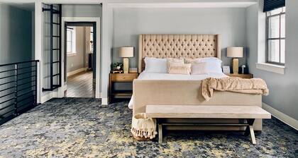 South Flat Luxury Suite - Full Kitchen, Adjustable King Bed, Full Bed in Loft