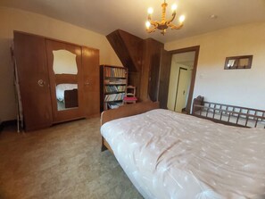 3 bedrooms, iron/ironing board, free WiFi, bed sheets - "At Mon'OncEugene" (Remouchamps)