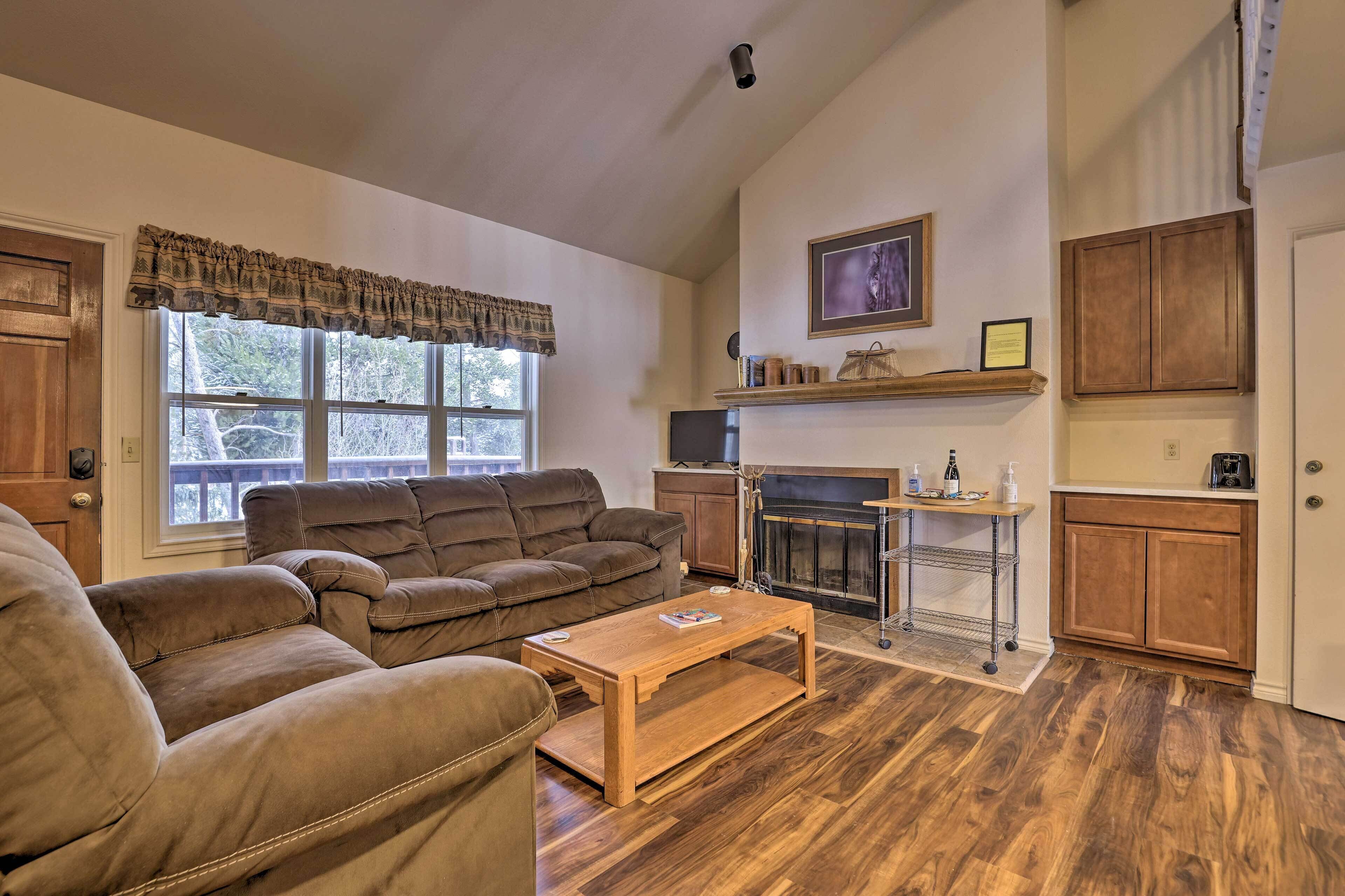 Cozy Grand Lake Retreat: Fireplace & Stream Access