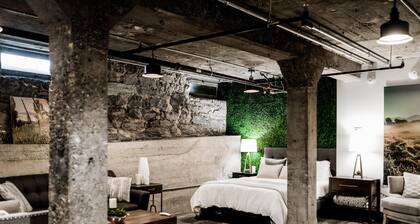 Lower Flat Luxury Suite - 920 SQ FT - Launchpad perfecto para cualquier aventura