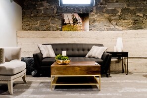 TV, Netflix, DVD player, books - Lower Flat Luxury Suite - 920 SQ FT - Perfect Launchpad for any Adventure (Logan)
