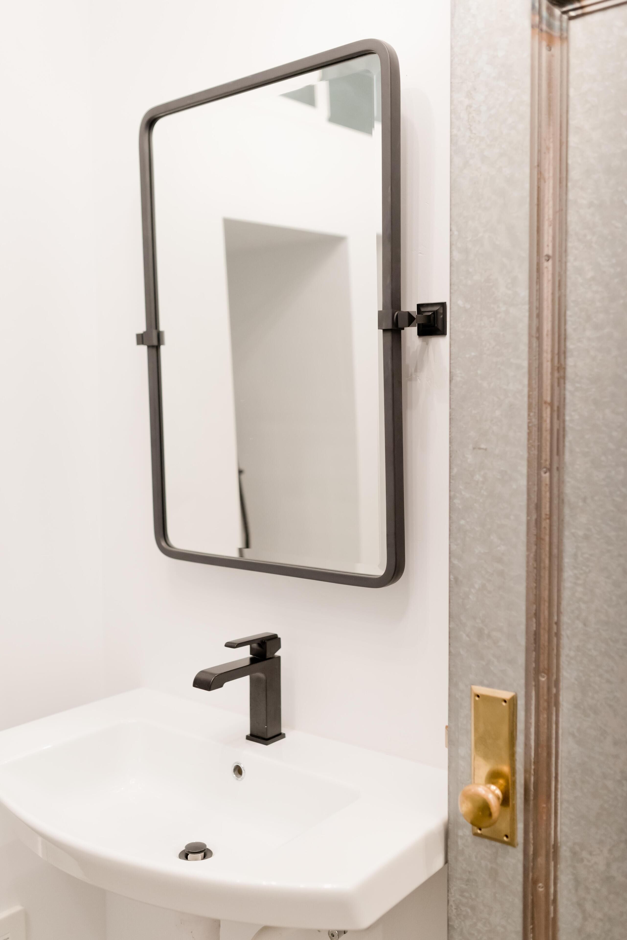 Secador de cabelo, toalhas de banho, sabonete, shampoo