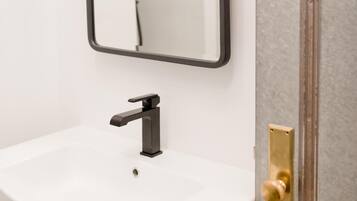 Secador de cabelo, toalhas de banho, sabonete, shampoo