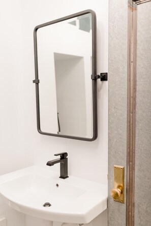 Hair dryer, towels, soap, shampoo - Lower Flat Luxury Suite - 920 SQ FT - Perfect Launchpad for any Adventure (Logan)