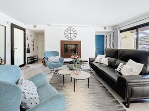 TV, fireplace, DVD player, books