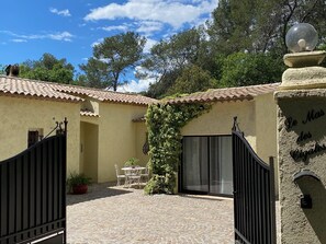 Terrace/patio - In the heart of a pine forest, to the song of the cicadas! (Valbonne)