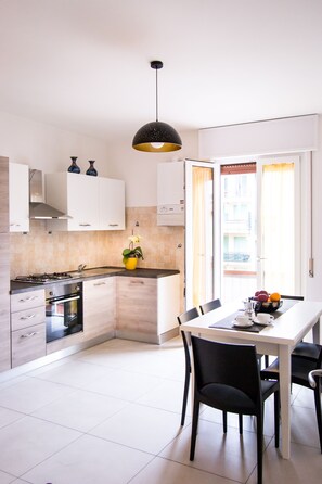 ثلاجة، فرن، موقد طهي مسطح، ماكينة لصنع القهوة/الشاي