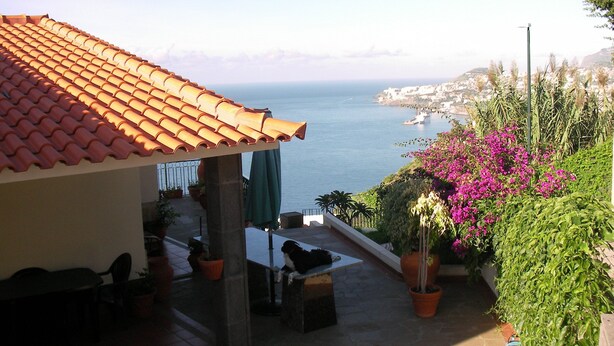 A patio with a tiled roof overlooking a coastal view. - Villa de Sao Paulo - (Funchal)