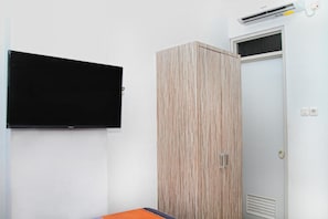 Soundproofing, free WiFi, bed sheets - Hotel Syariah Mama Cengkareng (Jakarta)