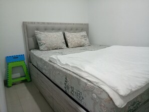 Soundproofing, free WiFi, bed sheets - Hotel Syariah Mama Cengkareng (Jakarta)
