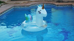 Ein Schwimmbecken mit einem Einhorn-Schwimmspielzeug.