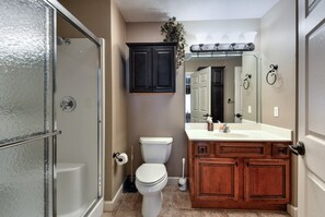 Combined shower/bathtub, jetted bath, towels, soap