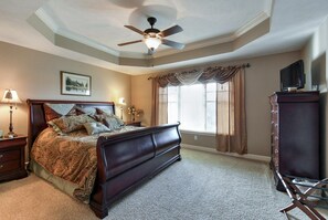 3 bedrooms, iron/ironing board, WiFi, bed sheets - LUXURIOUS LAKEFRONT CONDO (Hollister)