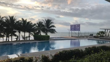 2 hồ bơi ngoài trời