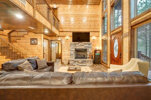 TV, fireplace - Broken Bow Cabin on 1 Acre w/ Hot Tub & Fire Pit! (Broken Bow)