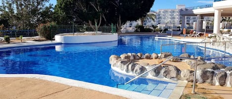 Una piscina al aire libre