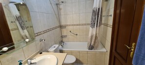 Combined shower/bathtub, hair dryer, towels, soap