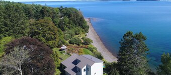 Lovely new waterfront 3 BR, 2 bath w/ beach and kayaks! Friday to Friday rentals