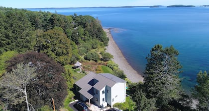 Lovely new waterfront 3 BR, 2 bath w/ beach and kayaks! Friday to Friday rentals