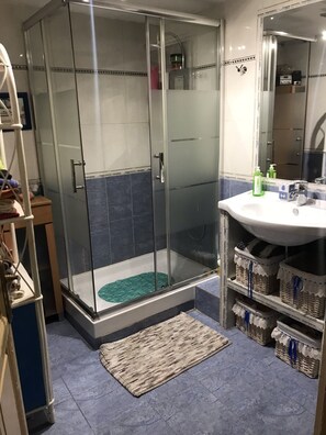 Douche, sèche-cheveux, bidet, serviettes fournies