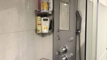 Een douche, een haardroger, een bidet, handdoeken