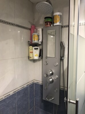 Ducha, secador de pelo, bidé y toallas