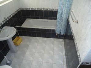 Bathroom - 3 bedrooms,Well Furnished Apartment in Westlands. (Nairobi)