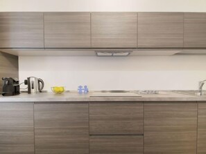 Refrigerador, microondas, lavavajillas y utensilios de cocina 
