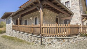 Un bâtiment en pierre doté d’un balcon en bois et de fondations en pierre.