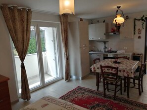 Dining - Montesilvano CLEAN BEACH. New studio with garden near the sea (Montesilvano)