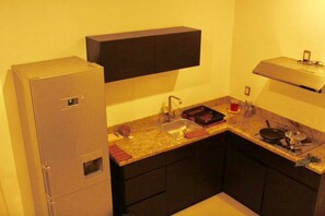 Kühlschrank, Herdplatte, Wasserkocher mit Kaffee-/Teezubehör, Mixer