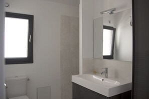 Douche, sĂšche-cheveux, serviettes fournies, savon