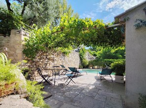 Outdoor dining - Gite le chat bleu, shared pool overlooking the Luberon (Robion)