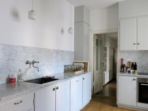 Fridge, stovetop, dishwasher, coffee/tea maker - City Apartment in Copenhagen with 3 bedrooms sleeps 5 (Copenhagen)