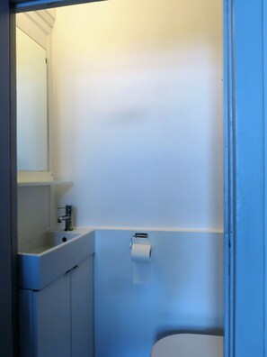 Bathtub, hair dryer - City Apartment in Copenhagen with 3 bedrooms sleeps 5 (Copenhagen)