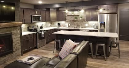 Beautiful 3 Bed/ 3 Bath with Great Location! Renovated!!