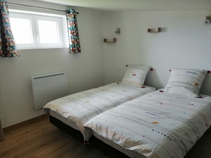 2 bedrooms, iron/ironing board, free WiFi